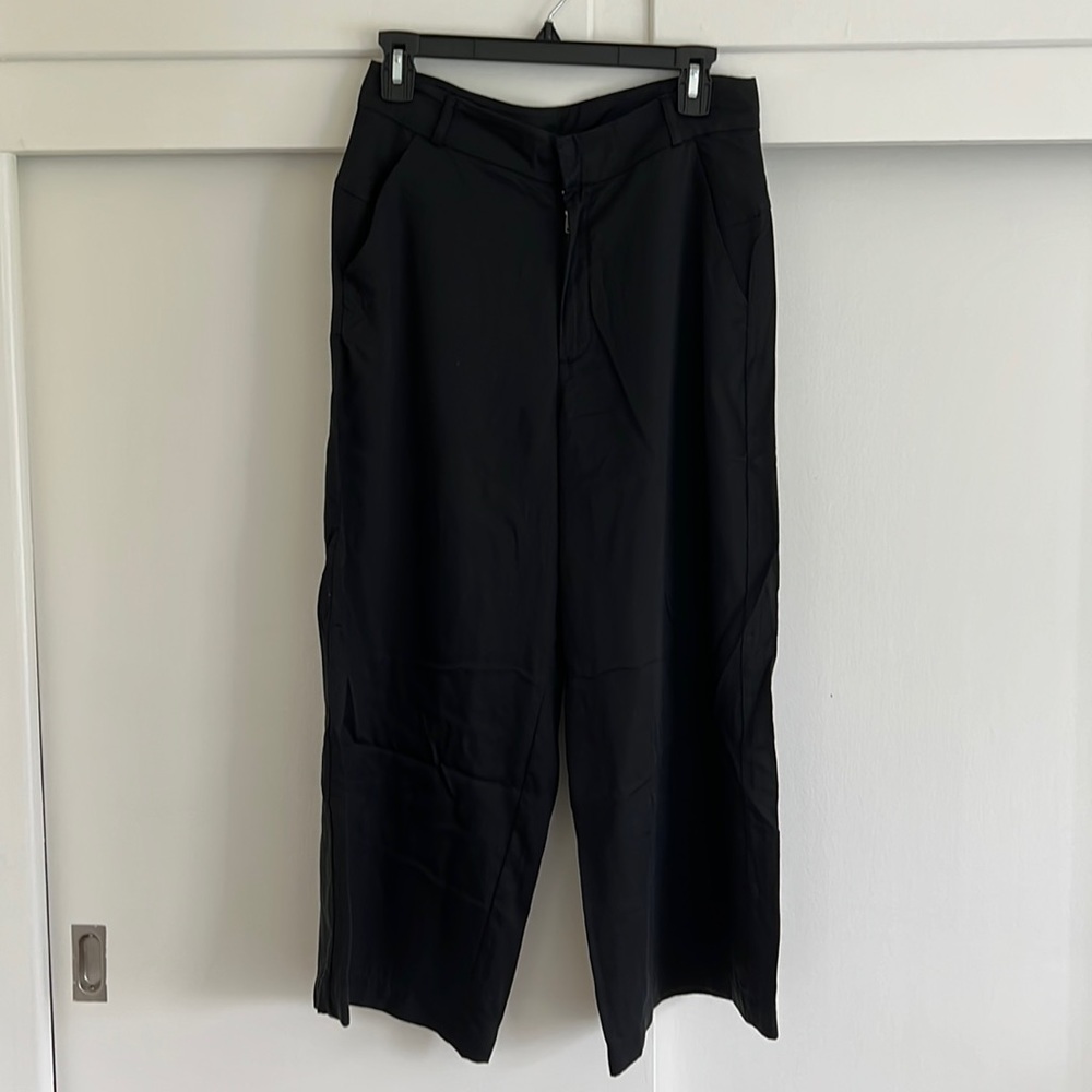 Lululemon black wide legged cropped pants - never worn